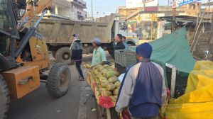  नगर निगम ने शास्त्री बाजार मुख्य मार्ग में  ठेलो को  जप्त कर यातायात सुगम बनाया 