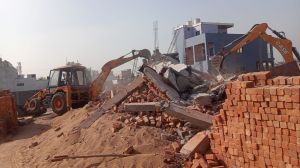   निगम ने पुरैना क्षेत्र में भिन्न 3 स्थानो पर  निर्माणाधीन अवैध निर्माणो को जेसीबी से तोडा 