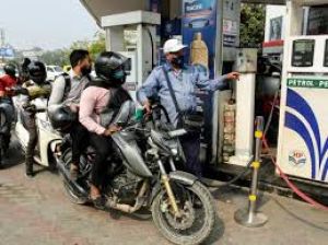 दो पहियां वाहन चालकों को बिना हेलमेट लगाएं पेट्रोल पम्पों में नहीं मिलेगी पेट्रोल