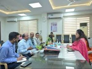  रामकी के अधिकारी को जम कर फटकार