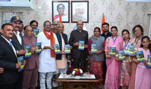 राज्यपाल ने ‘एक पेड़ मां के नाम‘ काव्य संग्रह का किया विमोचन राज्यपाल ने ‘एक पेड़ मां के नाम‘ काव्य संग्रह का किया विमोचन