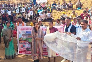  करमरी में ग्रामीणों द्वारा मानव श्रृंखला बनाकर 'आत्मनिर्भर गांव - विकसित भारत' का दिया संदेश