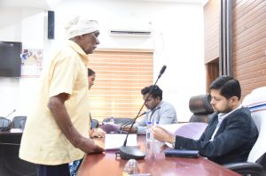 नाली बंद होने व सड़क ढलान बदलने से जलजमाव, वार्डवासी आवेदन लेकर पहुंचे जनदर्शन नाली बंद होने व सड़क ढलान बदलने से जलजमाव, वार्डवासी आवेदन लेकर पहुंचे जनदर्शन