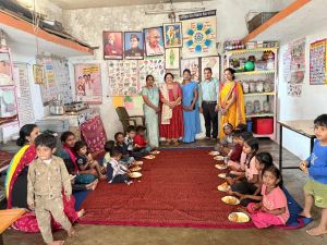 बच्चों के चेहरों पर मुस्कान बच्चों के चेहरों पर मुस्कान