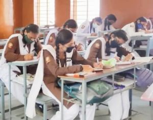  बोर्ड परीक्षा 2026: पहले चरण में सरल प्रश्नों को हल करें, लेकिन प्रश्नों का क्रम न बदलें