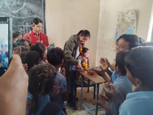  बच्चों के चेहरों पर खुशी की चमक, कर्मचारियों का जन्मदिन बना यादगार