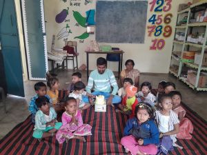 प्रोजेक्ट आओ बांटे खुशियां&rdquo; से बच्चों के चेहरे में बिखर रही मुस्कान