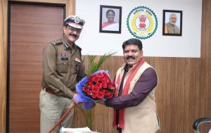 रायपुर के नवनियुक्त प्रथम पुलिस कमिश्नर संजीव शुक्ला ने उपमुख्यमंत्री विजय शर्मा से की सौजन्य भेंट रायपुर के नवनियुक्त प्रथम पुलिस कमिश्नर संजीव शुक्ला ने उपमुख्यमंत्री विजय शर्मा से की सौजन्य भेंट