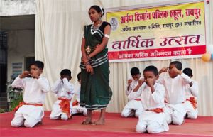 मौन से सजीव हुई मंच की धड़कनें मौन से सजीव हुई मंच की धड़कनें