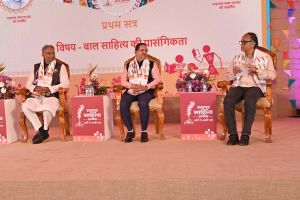 रायपुर साहित्य उत्सव के तीसरे दिन बाल साहित्य की प्रासंगिकता पर परिचर्चा का आयोजन रायपुर साहित्य उत्सव के तीसरे दिन बाल साहित्य की प्रासंगिकता पर परिचर्चा का आयोजन