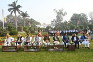 77वें गणतंत्र दिवस पर कुलपति डॉ. चंदेल ने तिरंगा फहराया और परेड की सलामी ली 77वें गणतंत्र दिवस पर कुलपति डॉ. चंदेल ने तिरंगा फहराया और परेड की सलामी ली