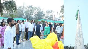 महापौर ने मरीन ड्राइव पर 82मीटर ऊँचे फ्लैग पोस्ट पर फहराया राष्ट्रध्वज तिरंगा महापौर ने मरीन ड्राइव पर 82मीटर ऊँचे फ्लैग पोस्ट पर फहराया राष्ट्रध्वज तिरंगा