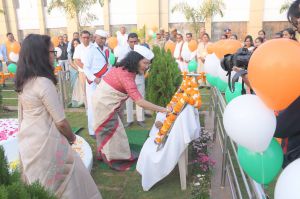 कलेक्टर श्रीमती दिव्या उमेश मिश्रा ने संयुक्त जिला कार्यालय में फहराया तिरंगा कलेक्टर श्रीमती दिव्या उमेश मिश्रा ने संयुक्त जिला कार्यालय में फहराया तिरंगा