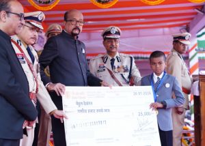 राज्यपाल रमेन डेका ने राजधानी के मुख्य समारोह में विजेताओं को किया सम्मानित राज्यपाल रमेन डेका ने राजधानी के मुख्य समारोह में विजेताओं को किया सम्मानित