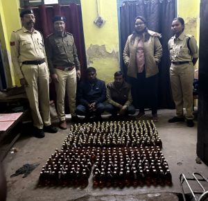 अवैध रुप से मदिरा के साथ 2आरोपी गिरफ्तार और एक दोपहिया वाहन जप्त अवैध रुप से मदिरा के साथ 2आरोपी गिरफ्तार और एक दोपहिया वाहन जप्त