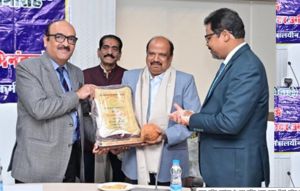  मुख्य सचिव कार्यालय के अवर सचिव अरूण कुमार हिंगवे सहित दफ्तरी खुमान सिंह और कन्हैया लाल को सेवानिवृत्त होने पर दी गई विदाई