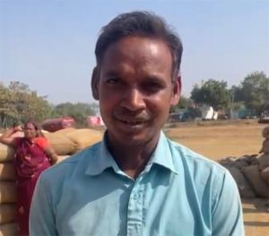 धान उपार्जन की सुचारु व्यवस्था से लाभान्वित हुए किसान संतोष साहू