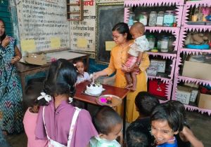 बच्चों के चेहरों पर मुस्कान, कर्मचारियों का जन्मदिन बना यादगार -प्रोजेक्ट आओ बाँटें खुशियाँ&rdquo; के तहत शासकीय कर्मचारी बच्चों संग साझा कर रहे हैं खुशियाँ