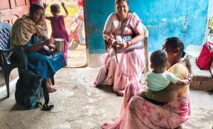 गृह भेंट कर पौष्टिक आहार और साफ-सफाई की दी जा रही समझाईश गृह भेंट कर पौष्टिक आहार और साफ-सफाई की दी जा रही समझाईश