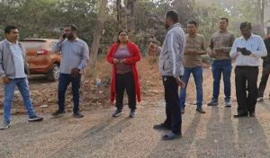 जोन आयुक्त ने किया निर्माणाधीन सड़क का निरीक्षण जोन आयुक्त ने किया निर्माणाधीन सड़क का निरीक्षण