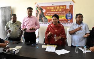 कलेक्टर ने अधिकारी-कर्मचारियों एवं आम जनता के साथ फाइलेरिया की दवाई खाकर आम जनता को दवाई खाने के लिए किया प्रेरित