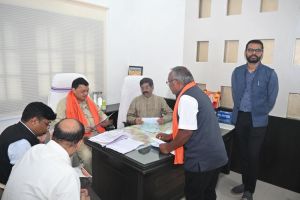 मंत्री लखनलाल देवांगन ने किया कार्यकर्ताओं के आवेदनों का निराकरण