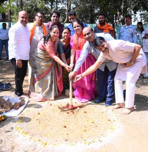 महापौर ने बंजारी माता मन्दिर के समीप 6 सीटर नवीन आकांक्षीय शौचालय का निर्माण करने किया भूमिपूजन महापौर ने बंजारी माता मन्दिर के समीप 6 सीटर नवीन आकांक्षीय शौचालय का निर्माण करने किया भूमिपूजन
