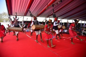 राष्ट्रपति के समक्ष बास्तानार के युवाओं ने ‘गौर नृत्य’ से बिखेरे अद्भुत लोक-रंग राष्ट्रपति के समक्ष बास्तानार के युवाओं ने ‘गौर नृत्य’ से बिखेरे अद्भुत लोक-रंग