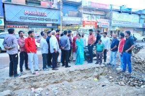 महापौर मीनल चौबे ने भाठागांव रोड में बार - बार होने वाले पाईप लाईन लीकेज पर गहन नाराजगी व्यक्त की