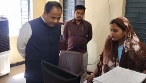  कलेक्टर ने ग्राम परसदा में  नल कनेक्शनों का औचक निरीक्षण किया