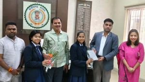  महापौर एवं कलेक्टर से परीक्षा पे चर्चा कार्यक्रम में शामिल छात्रा पूनम साहू एवं नम्रता रजक ने की मुलाकात