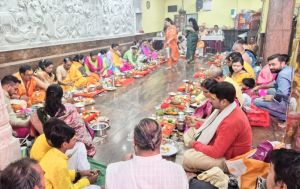  तात्यापारा हनुमान मंदिर में 30 जोड़ों ने किया सामूहिक लघु रुद्राभिषेक