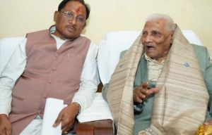  मुख्यमंत्री विष्णुदेव साय ने लोकतंत्र सेनानी से की मुलाकात