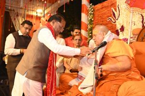  मुख्यमंत्री से निरंजन पीठाधीश्वर महामंडलेश्वर डॉ. स्वामी कैलाशनंद गिरी  महाराज ने की सौजन्य भेंट