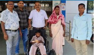  बहुदिव्यांग छात्रा गुंजन को मिली व्हीलचेयर, अब नियमित जा सकेगी स्कूल