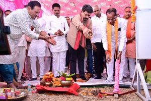 उपमुख्यमंत्री श्री शर्मा ने 12.63 करोड़ की सड़क का किया भूमिपूजन उपमुख्यमंत्री श्री शर्मा ने 12.63 करोड़ की सड़क का किया भूमिपूजन