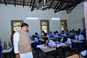शिक्षा मंत्री गजेन्द्र यादव ने परीक्षा केंद्र पहुंचकर व्यवस्थाओं का निरीक्षण किया 