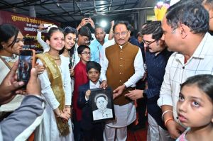   मुख्यमंत्री से &lsquo;दिव्य धुन&rsquo; और &lsquo;कला केंद्र&rsquo; के बच्चों की आत्मीय भेंट