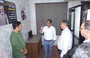  कलेक्टर ने किया जिला चिकित्सालय का औचक निरीक्षण, अस्पताल के कमरों में गंदगी देख भड़के कलेक्टर 