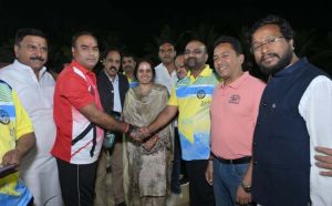  महापौर मीनल चौबे ने बल्लेबाजी कर रायपुर नगर निगम मेयर कप क्रिकेट स्पर्धा का किया शुभारम्भ