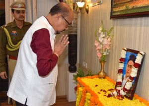   राज्यपाल श्री डेका ने वीर विनायक दामोदर सावरकर को श्रद्धांजलि दी