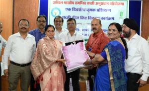  रायपुर कृषि महाविद्यालय में  कृषक प्रशिक्षण एवं सब्जी बीज वितरण कार्यक्रम संपन्न