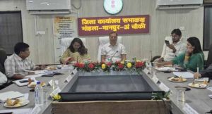  योजनाओं के प्रभावी क्रियान्वयन कर पात्र हितग्राहियों को करें लाभान्वित-संभाग आयुक्त श्री राठौर