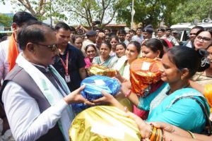 गांव की चौपाल में दिखी मुख्यमंत्री की सादगी और संवेदनशीलता गांव की चौपाल में दिखी मुख्यमंत्री की सादगी और संवेदनशीलता