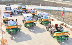 सफलता की नई इबारतः आधुनिक मशीनों से सँवर रही धमतरी की खेती