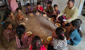  बच्चों के चेहरों पर मुस्कान, कर्मचारियों का जन्मदिन बना यादगार