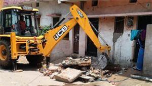 नाली पर किए गए अवैध अतिक्रमण पर निगम की कार्रवाई, जेसीबी से हटाया गया निर्माण नाली पर किए गए अवैध अतिक्रमण पर निगम की कार्रवाई, जेसीबी से हटाया गया निर्माण