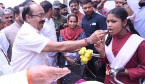 उप मुख्यमंत्री अरुण साव ने शाला प्रवेश उत्सव में बच्चों को तिलक लगाकर कराया शाला प्रवेश उप मुख्यमंत्री अरुण साव ने शाला प्रवेश उत्सव में बच्चों को तिलक लगाकर कराया शाला प्रवेश