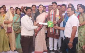 बदली बिलाईगढ़ के तिहारूराम की तकदीर : 4 लाख रूपए के अनुदान से मिला ट्रैक्टर बदली बिलाईगढ़ के तिहारूराम की तकदीर : 4 लाख रूपए के अनुदान से मिला ट्रैक्टर