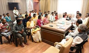 उप मुख्यमंत्री विजय शर्मा ने नक्सल प्रकरणों की वापसी को लेकर बस्तर के युवाओं से की मुलाकात उप मुख्यमंत्री विजय शर्मा ने नक्सल प्रकरणों की वापसी को लेकर बस्तर के युवाओं से की मुलाकात